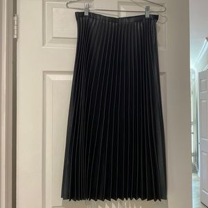 Zara woman size medium pleated hunter green skirt, midi-length